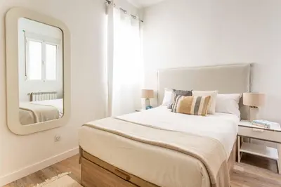 Cama o camas de una habitación en Bright & Spacious 2-BD Apartment in Chueca