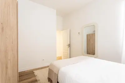 Cama o camas de una habitación en Bright & Spacious 2-BD Apartment in Chueca
