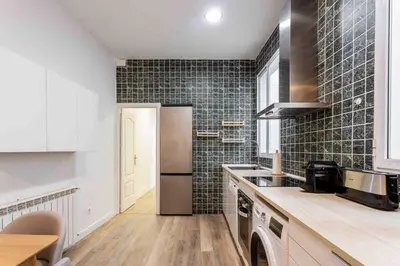 Una cocina o zona de cocina en Bright & Spacious 2-BD Apartment in Chueca