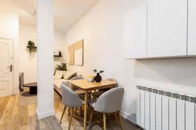 Una cocina o zona de cocina en Bright & Spacious 2-BD Apartment in Chueca