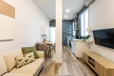 Una televisión o centro de entretenimiento en Bright & Spacious 2-BD Apartment in Chueca
