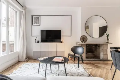 Una televisión o centro de entretenimiento en Real - 3 bedroom and terrace in Almagro