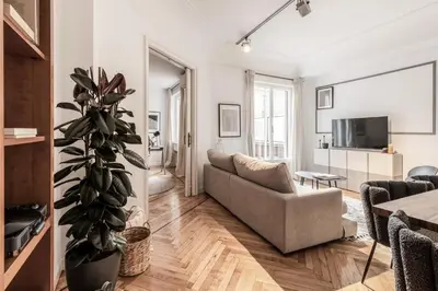 Una televisión o centro de entretenimiento en Real - 3 bedroom and terrace in Almagro