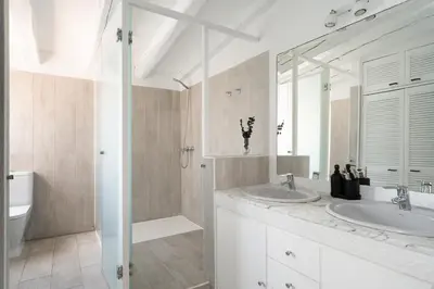 Un baño de Dari - 3 bedrooms and terrace in Chueca-Justicia