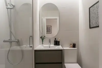 Un baño de Jaco - 2 bedrooms in Nuevos Ministerios-Ríos Rosas