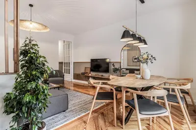 Una televisión o centro de entretenimiento en Benac - 3 bedrooms and terrace in Almagro