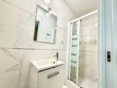 Un baño de Metro Avenida de America 04 AMCH Hospedaje