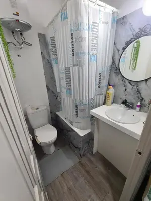 Un baño de Estudio céntrico