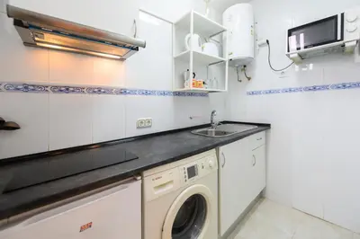 Una cocina o zona de cocina en Estudio Totalmente Equipado en el Centro de Madrid Temporal ZUR3321