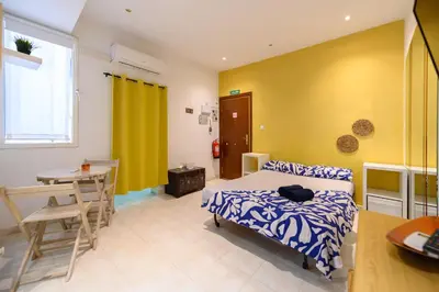 Cama o camas de una habitación en Estudio Totalmente Equipado en el Centro de Madrid Temporal ZUR3321