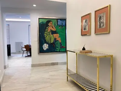 Una televisión o centro de entretenimiento en Lovely 3BR near Palacio Real
