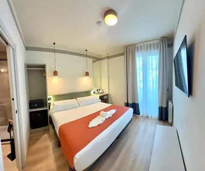 Una televisión o centro de entretenimiento en Hostal Sol Square Madrid