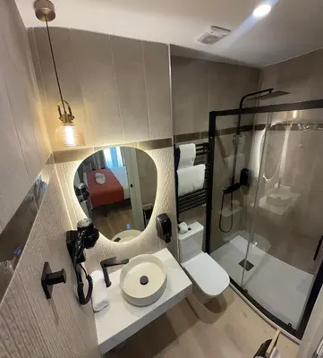 Un baño de Hostal Sol Square Madrid