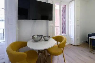 Una televisión o centro de entretenimiento en GuestReady - Charming studio near Gran Vía