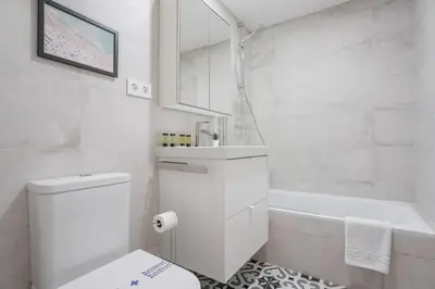 Un baño de Renovated with pool -2Bedrooms 2Baths-Chamberí