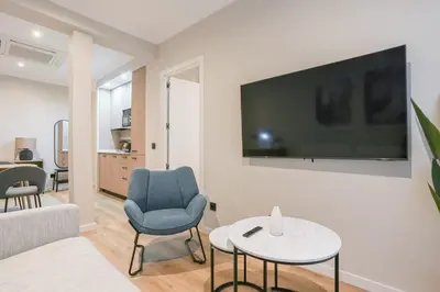Una televisión o centro de entretenimiento en Cozy renovated -1Bedroom 1Bath-Plaza de España