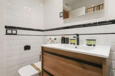 Un baño de Cozy renovated -1Bedroom 1Bath-Plaza de España
