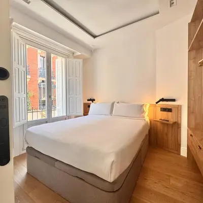 Cama o camas de una habitación en Stylish Plaza Mayor View Prime City Location