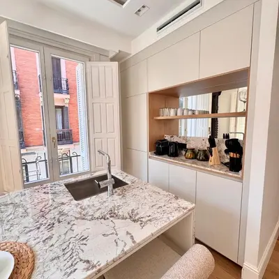 Una cocina o zona de cocina en Stylish Plaza Mayor View Prime City Location