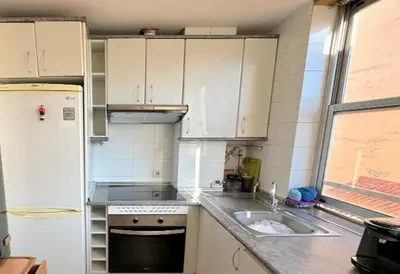 Una cocina o zona de cocina en Piso de 3 dormitorios en el centro de Madrid