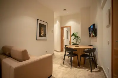 Una televisión o centro de entretenimiento en Suites You Opera