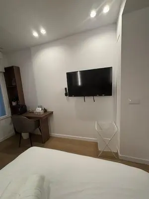 Una televisión o centro de entretenimiento en Suites in Downtown Madrid