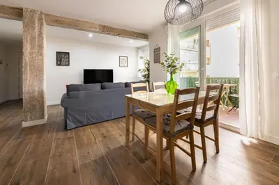 Una televisión o centro de entretenimiento en Spacious Bright-3Bedrooms 2Bathrooms-Av. America