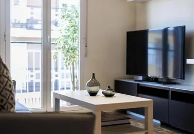 Una televisión o centro de entretenimiento en AH -Plaza de Ventas -Apartamento Tranquilo y Céntrico