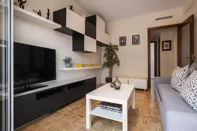 Una televisión o centro de entretenimiento en AH -Plaza de Ventas -Apartamento Tranquilo y Céntrico