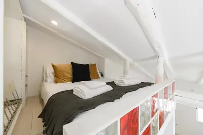 Cama o camas de una habitación en 1 bedroom loft apartment in the center Temporal SVI154
