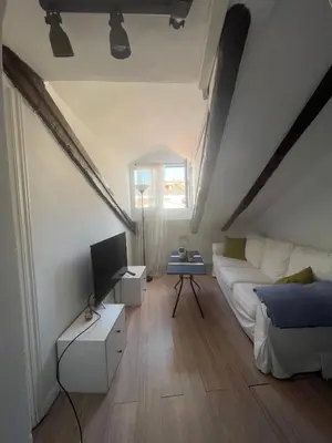 Una televisión o centro de entretenimiento en Cozy penthouse with best views