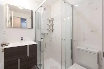 Un baño de MUN Stays Gran Vía III