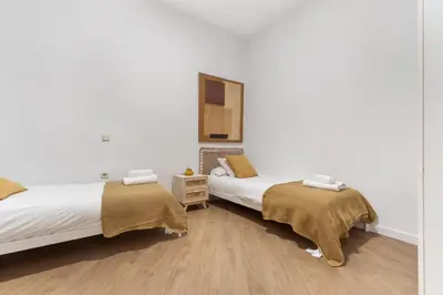 Cama o camas de una habitación en Yellow Lavapies