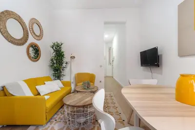 Una televisión o centro de entretenimiento en Yellow Lavapies