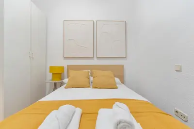 Cama o camas de una habitación en Yellow Lavapies