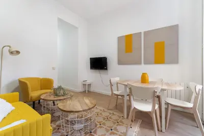 Una televisión o centro de entretenimiento en Yellow Lavapies