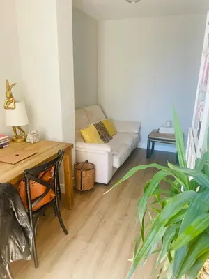 Zona de estar de Lovely bedroom in downtown Only for girls