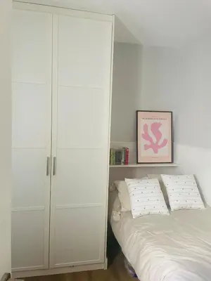Cama o camas de una habitación en Lovely bedroom in downtown Only for girls