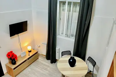 Una televisión o centro de entretenimiento en Lavapies Love Nest