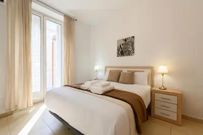 Cama o camas de una habitación en Apartamento de 2 Dormitorios a Pasos de Gran Vía Vive en el Corazón de Madrid DIN133B