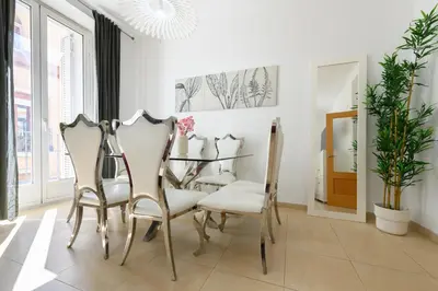 Zona de estar de Apartamento de 2 Dormitorios a Pasos de Gran Vía Vive en el Corazón de Madrid DIN133B