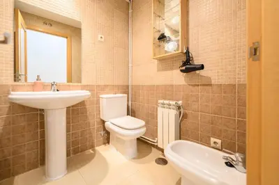 Un baño de Apartamento de 2 Dormitorios a Pasos de Gran Vía Vive en el Corazón de Madrid DIN133B