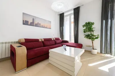 Zona de estar de Apartamento de 2 Dormitorios a Pasos de Gran Vía Vive en el Corazón de Madrid DIN133B