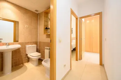 Un baño de Apartamento de 2 Dormitorios a Pasos de Gran Vía Vive en el Corazón de Madrid DIN133B
