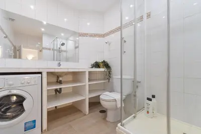 Un baño de Green Lavapies II by Hogar4