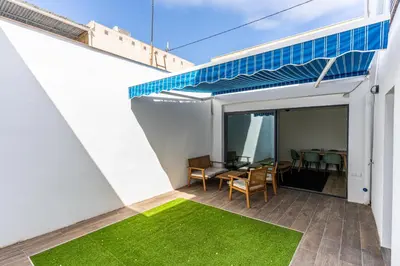 Un balcón o terraza de Tu casa con terraza en Madrid
