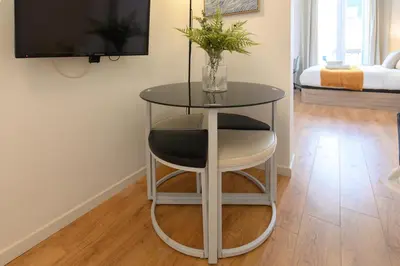 Una televisión o centro de entretenimiento en Apartamento de 1 dormitorio con balcón en el corazón de Madrid Temporal CER822