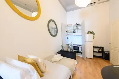 Una televisión o centro de entretenimiento en Apartamento de 1 dormitorio con balcón en el corazón de Madrid Temporal CER822