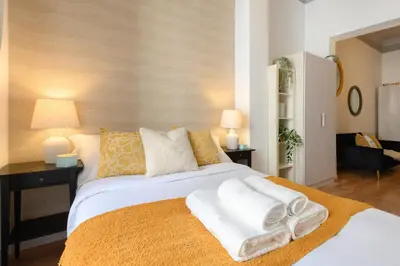 Cama o camas de una habitación en Apartamento de 1 dormitorio con balcón en el corazón de Madrid Temporal CER822