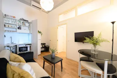 Una cocina o zona de cocina en Apartamento de 1 dormitorio con balcón en el corazón de Madrid Temporal CER822